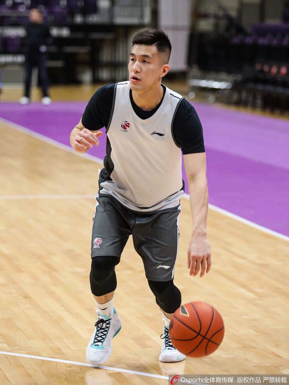 辽篮训练郭艾伦表情秀