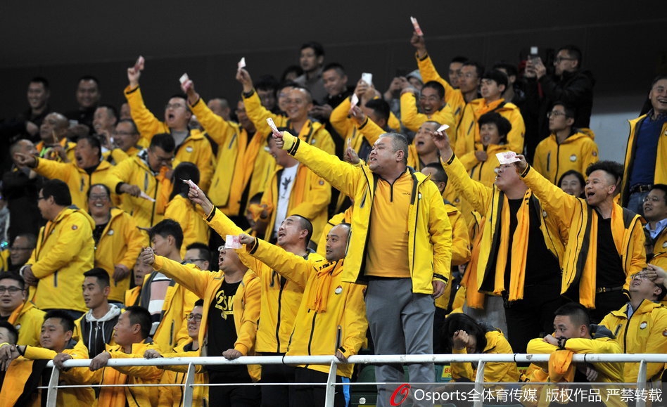 山西球迷挥舞百元大钞讽裁判