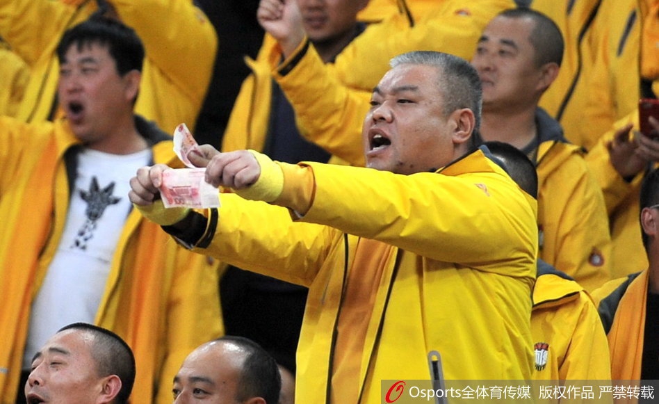 山西球迷挥舞百元大钞讽裁判