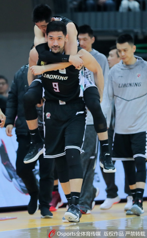 刘志轩受伤被钟诚背离赛场