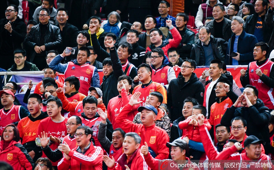 八一队主场球迷激情助威