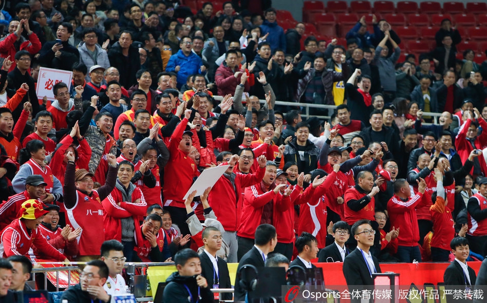 八一队主场球迷激情助威