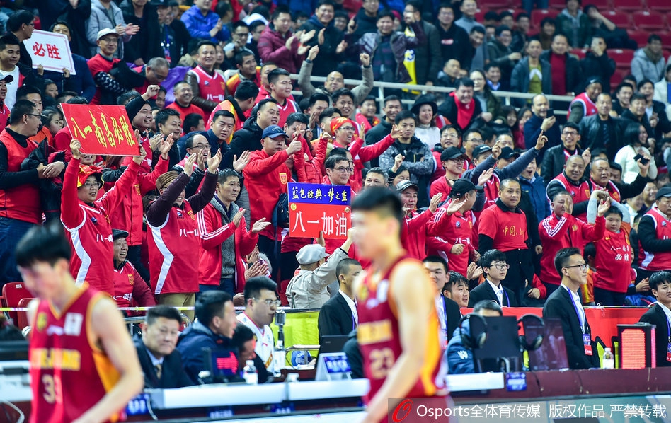 八一队主场球迷激情助威