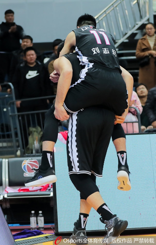 刘志轩受伤被钟诚背离赛场