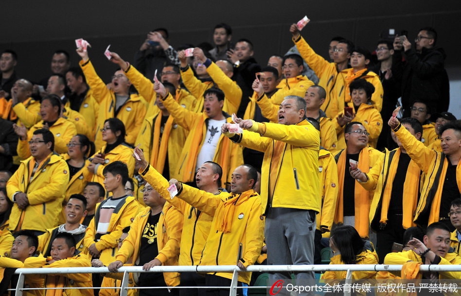 山西球迷挥舞百元大钞讽裁判