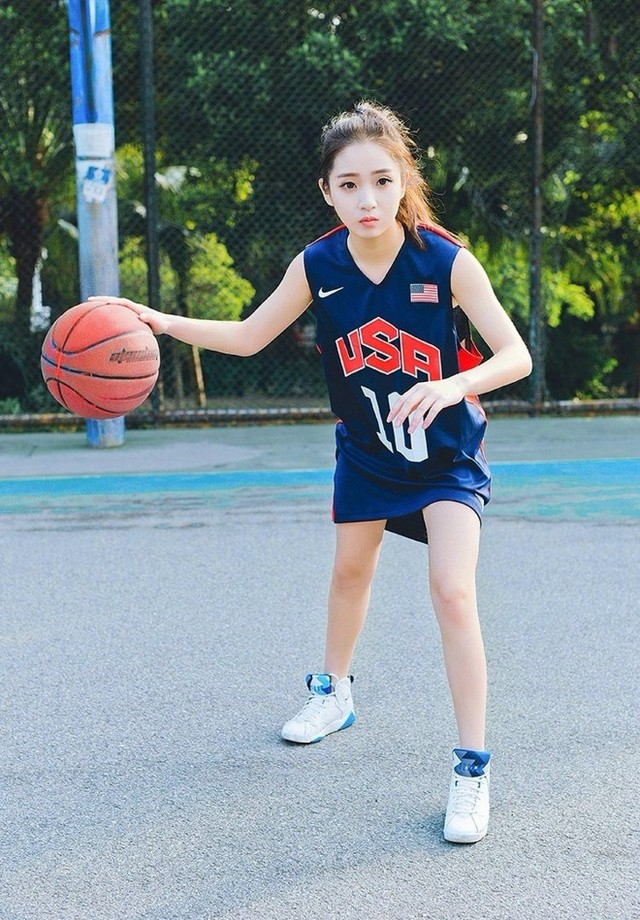 篮球场上清纯校花美女