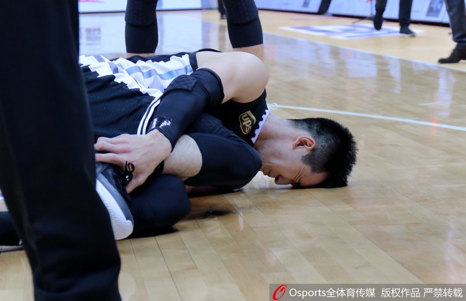 刘志轩受伤被钟诚背离赛场