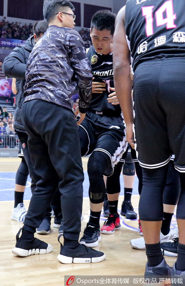 刘志轩受伤被钟诚背离赛场
