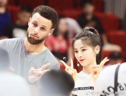 杨超越参加库里中国行活动