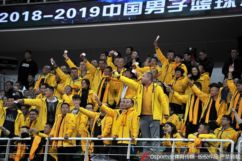 山西球迷挥舞百元大钞讽裁判