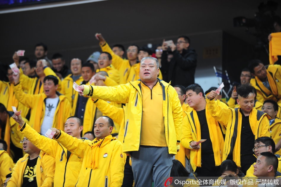 山西球迷挥舞百元大钞讽裁判