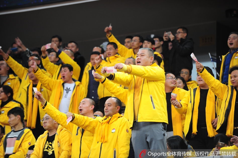 山西球迷挥舞百元大钞讽裁判