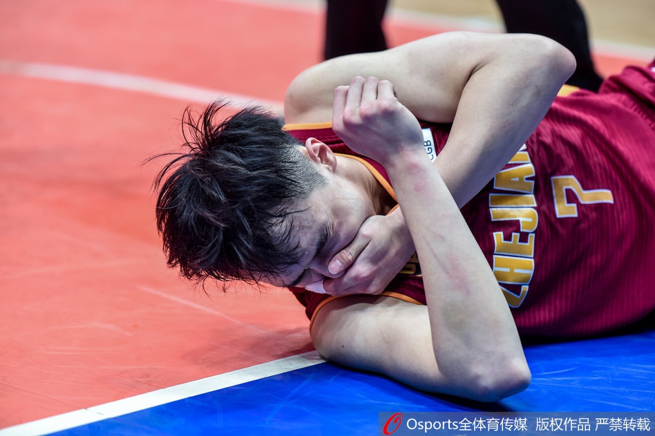 慎点！19岁小将遭肘击嘴唇爆裂