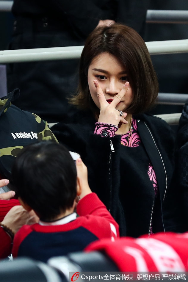 阿的江女儿和李根爱妻场边观赛