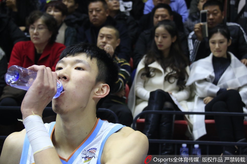 周琦与女友领证结婚