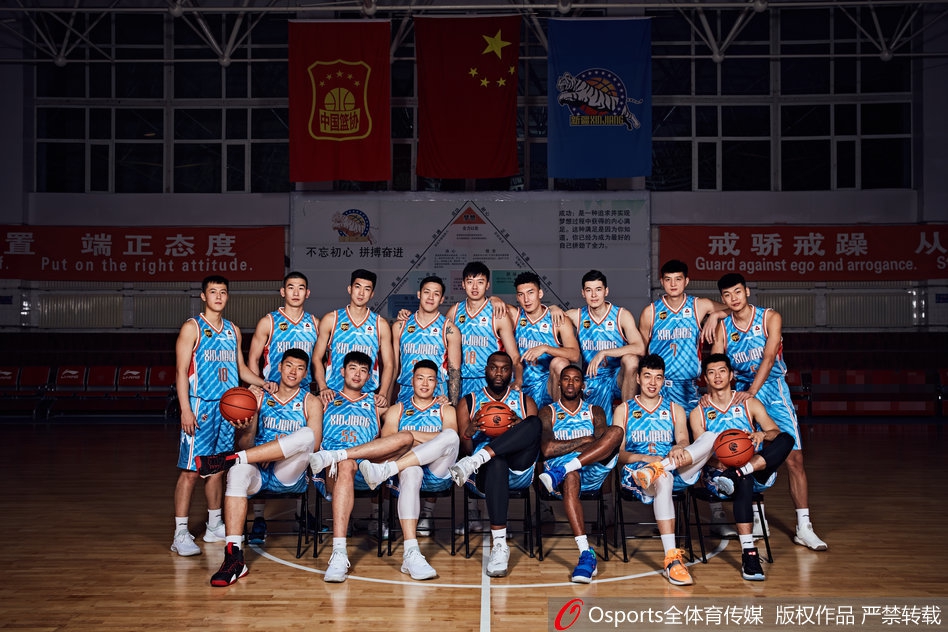 新疆男篮新赛季官方写真