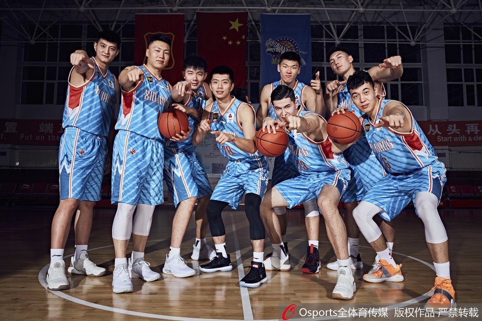 新疆男篮新赛季官方写真