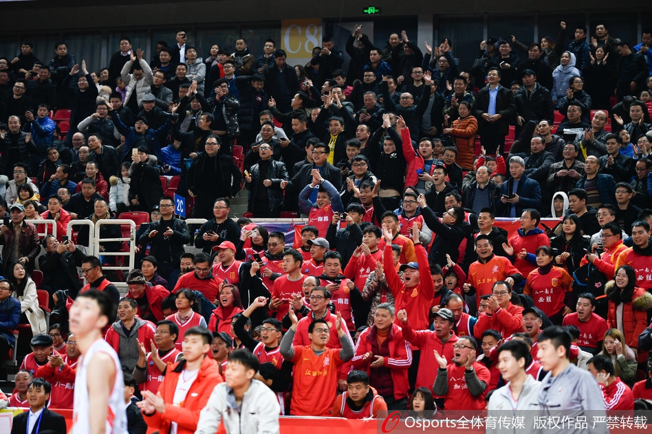 八一队主场球迷激情助威