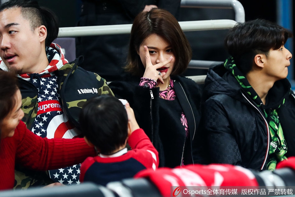 阿的江女儿和李根爱妻场边观赛