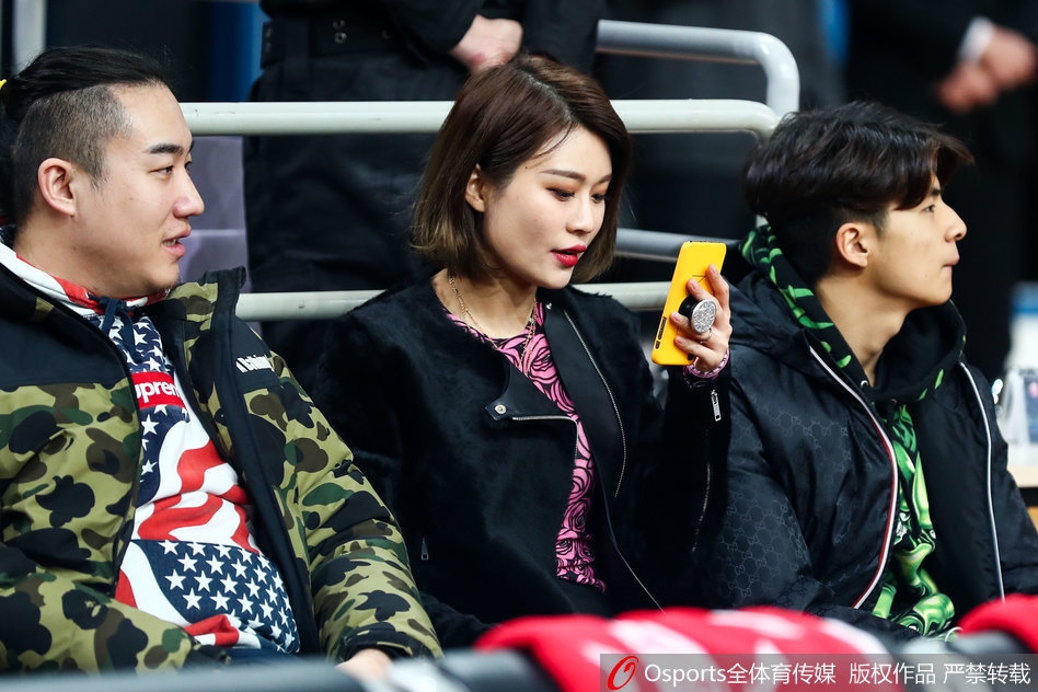 阿的江女儿和李根爱妻场边观赛