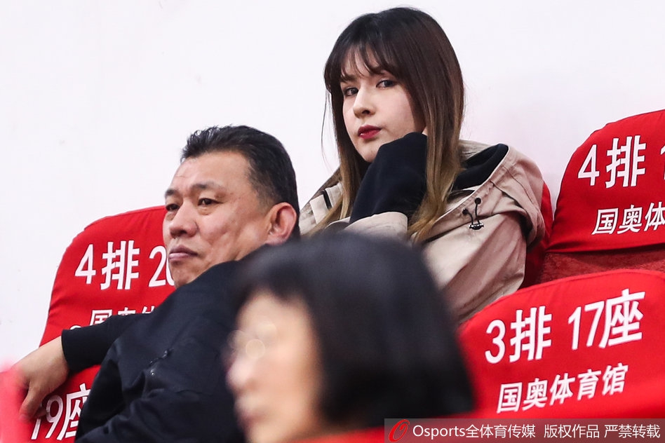 阿的江女儿和李根爱妻场边观赛