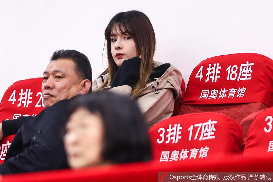 阿的江女儿和李根爱妻场边观赛