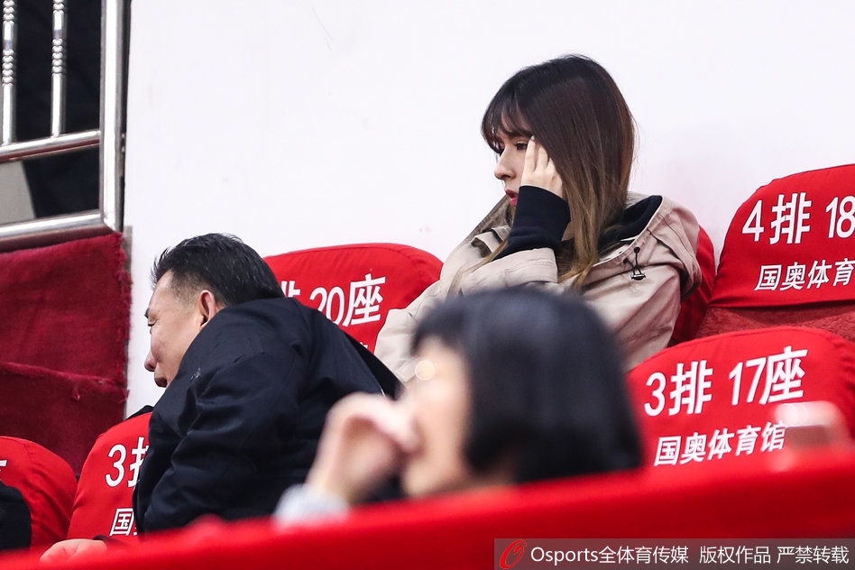 阿的江女儿和李根爱妻场边观赛