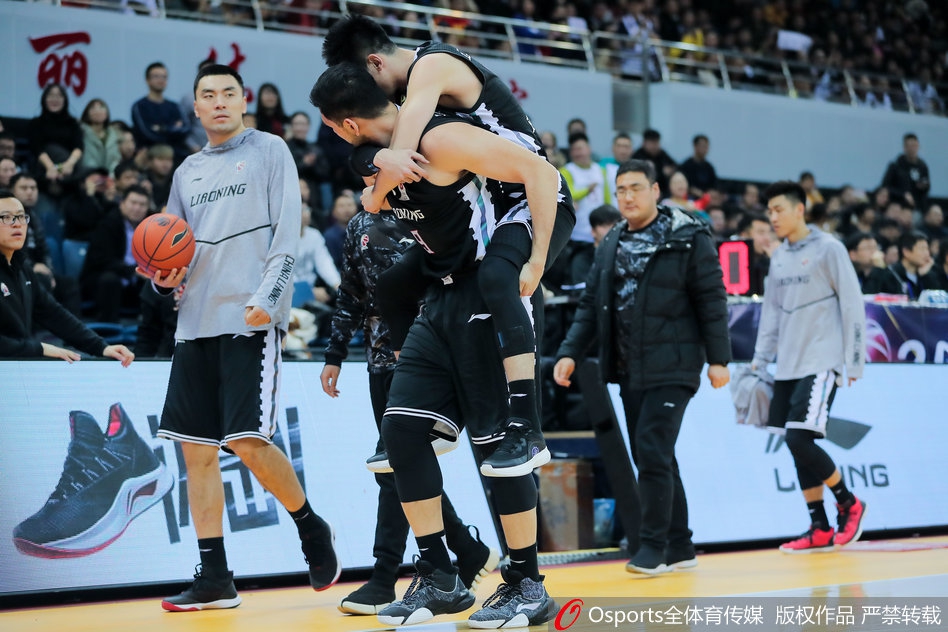 刘志轩受伤被钟诚背离赛场