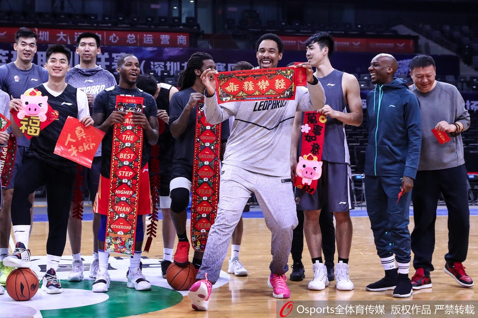 深圳队送新年祝福欢乐多