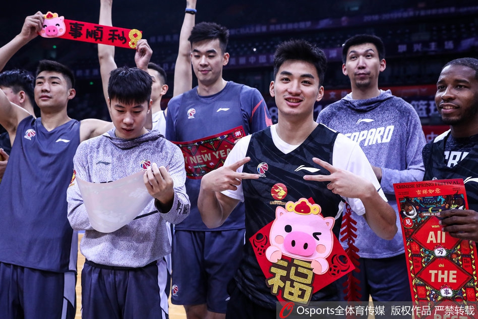 深圳队送新年祝福欢乐多