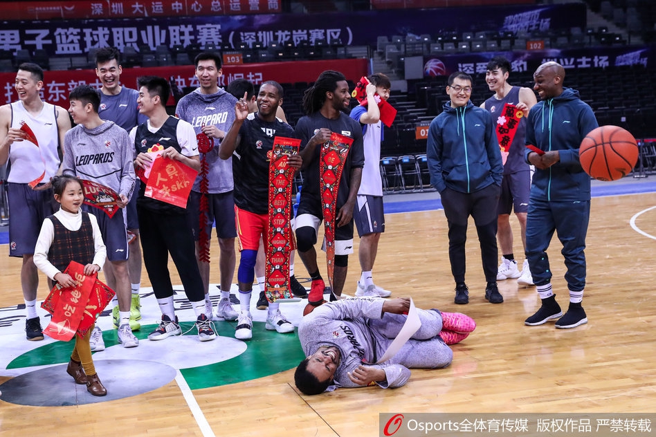 深圳队送新年祝福欢乐多