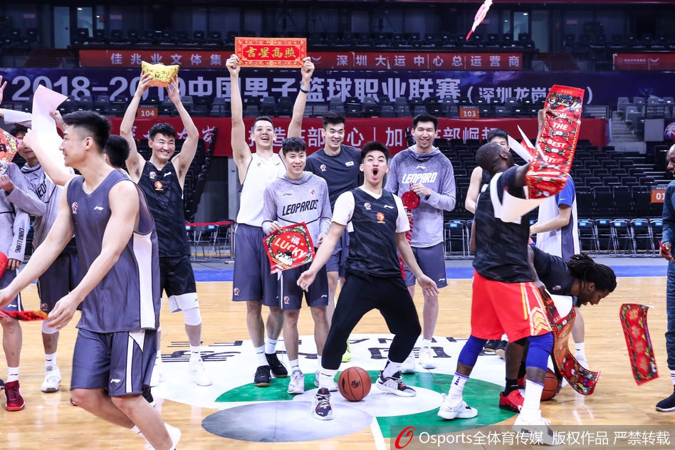 深圳队送新年祝福欢乐多