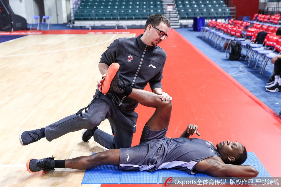 辽篮备战赵继伟现身