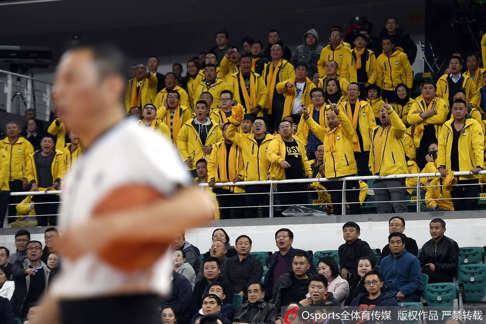 山西球迷挥舞百元大钞讽裁判