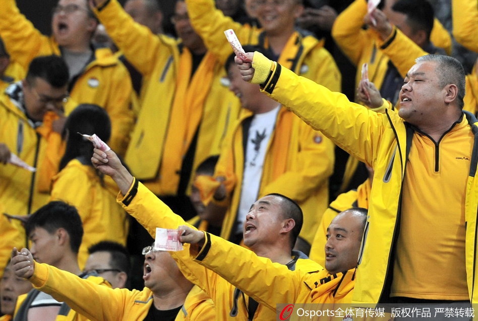 山西球迷挥舞百元大钞讽裁判