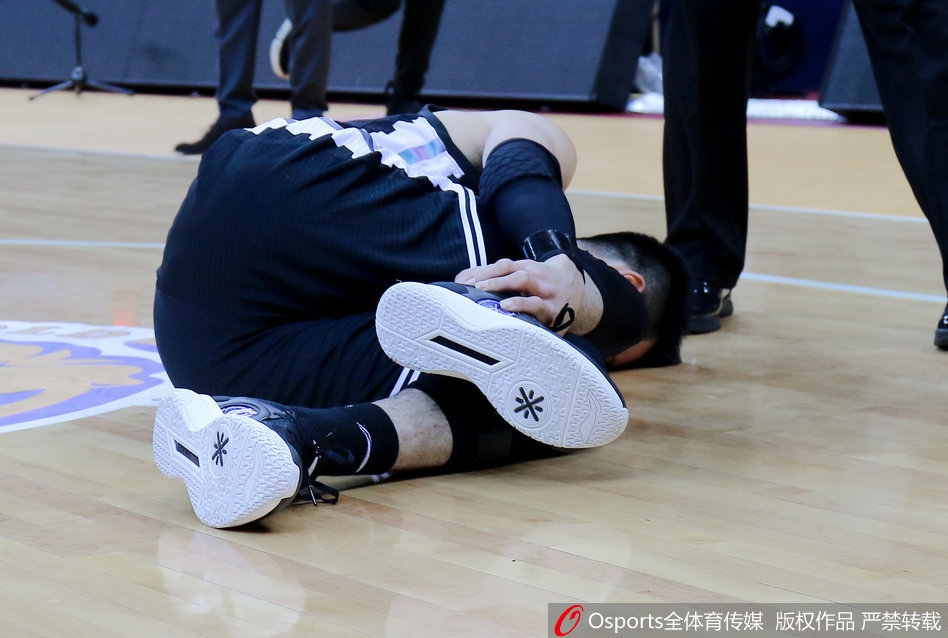 刘志轩受伤被钟诚背离赛场