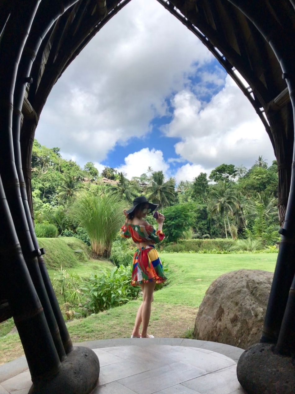 赵继伟携演员女友国外度假