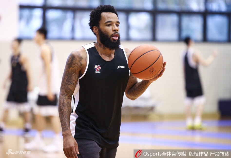 易建联刻苦训练冲击16连胜