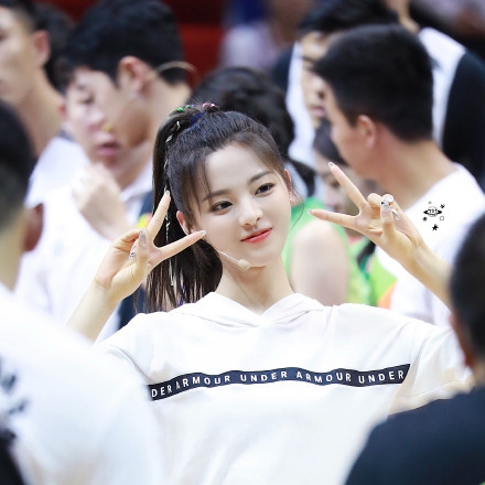 杨超越参加库里中国行活动