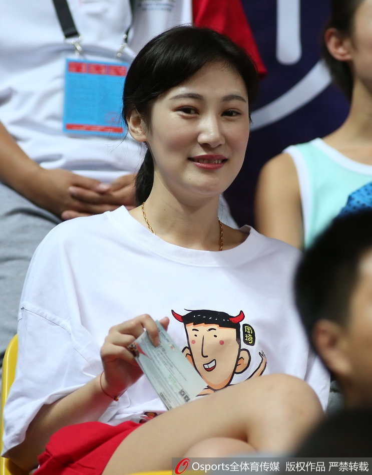 周琦与女友领证结婚