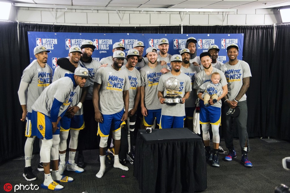 勇士西部冠军颁奖典礼！杜兰特缺席库里带娃！考辛斯一脸高冷！