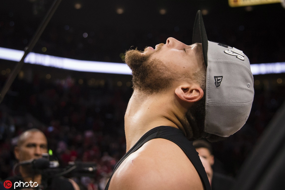 勇士西部冠军颁奖典礼！杜兰特缺席库里带娃！考辛斯一脸高冷！