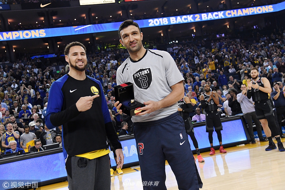 帕楚里亚领取上赛季总冠军戒指