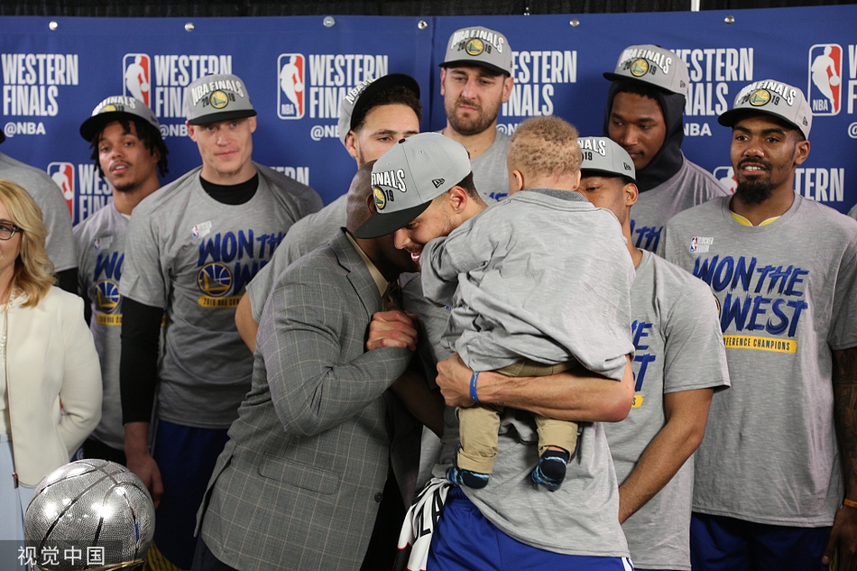 勇士西部冠军颁奖典礼！杜兰特缺席库里带娃！考辛斯一脸高冷！