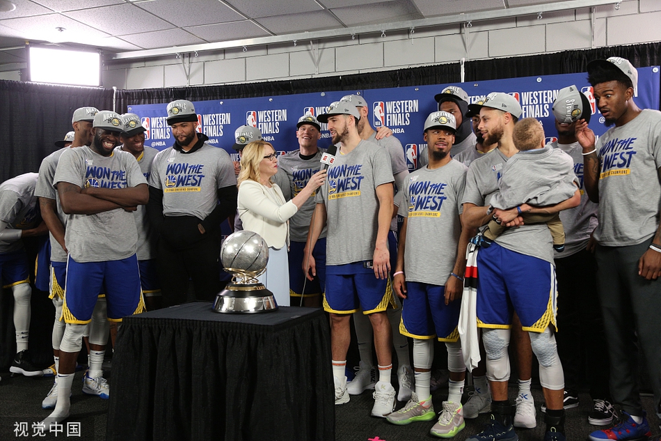 勇士西部冠军颁奖典礼！杜兰特缺席库里带娃！考辛斯一脸高冷！