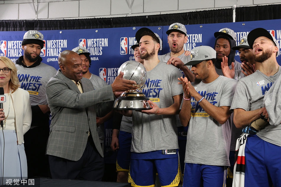 勇士西部冠军颁奖典礼！杜兰特缺席库里带娃！考辛斯一脸高冷！
