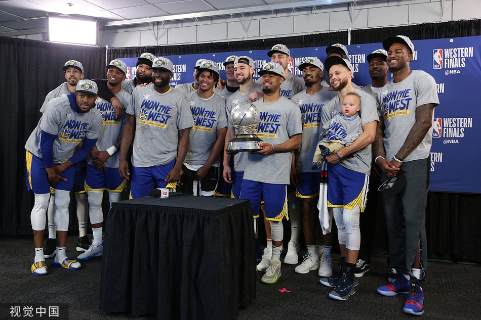 勇士西部冠军颁奖典礼！杜兰特缺席库里带娃！考辛斯一脸高冷！