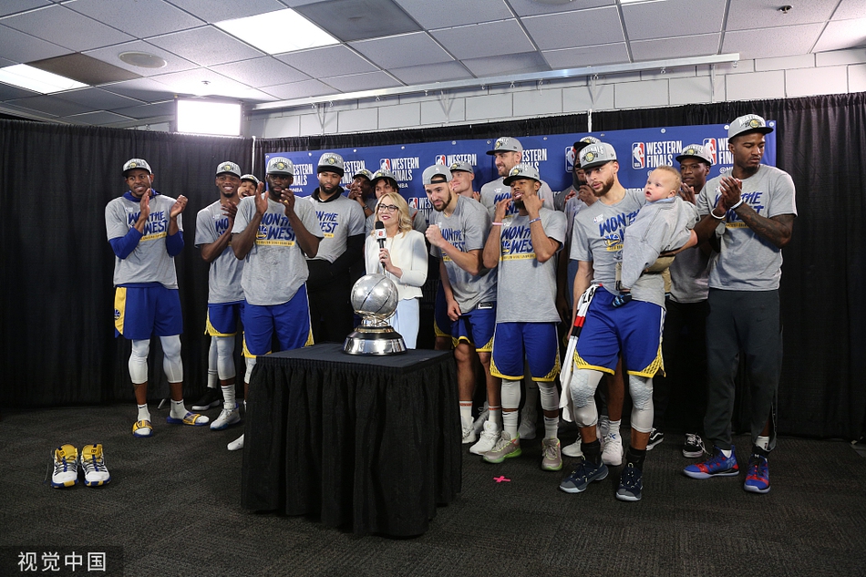 勇士西部冠军颁奖典礼！杜兰特缺席库里带娃！考辛斯一脸高冷！