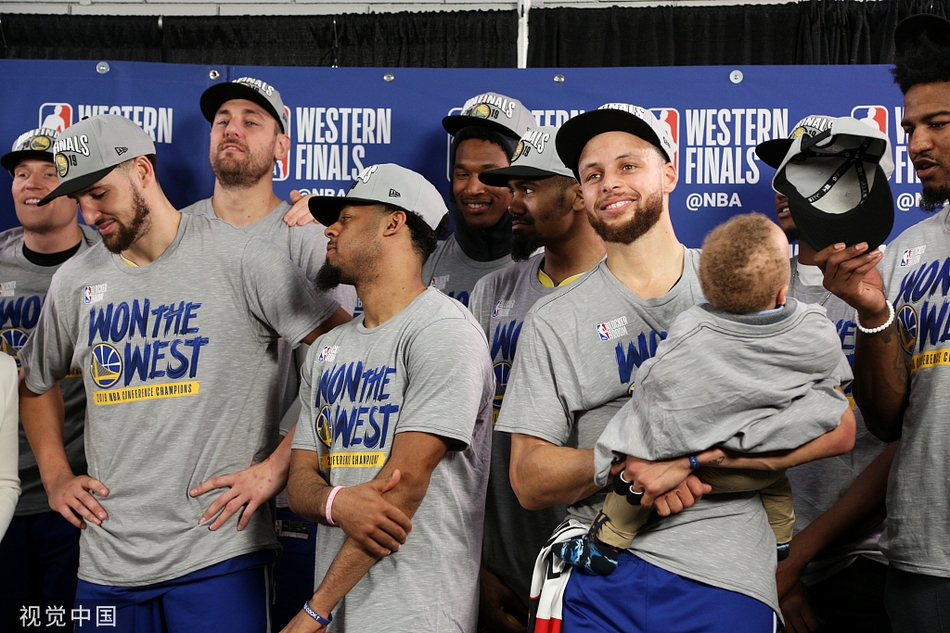 勇士西部冠军颁奖典礼！杜兰特缺席库里带娃！考辛斯一脸高冷！