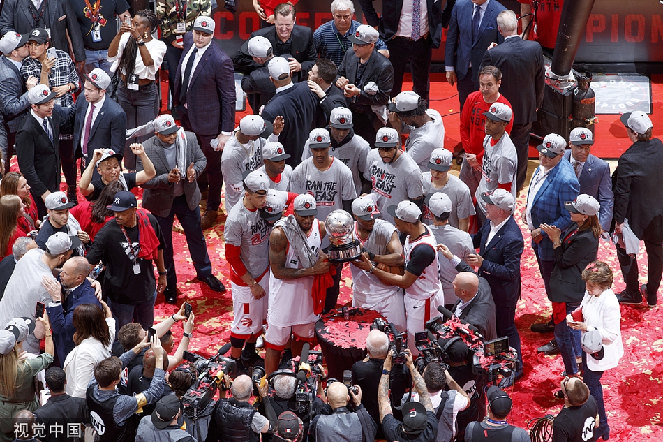 猛龙东部冠军颁奖典礼!小卡笑了!洛瑞抱着儿子哭!